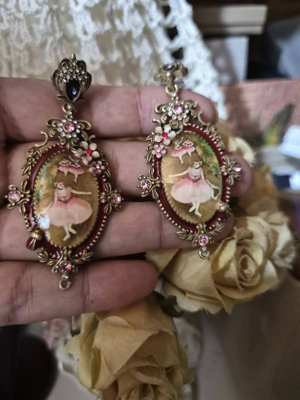 The Unbranded Brand elegant gold